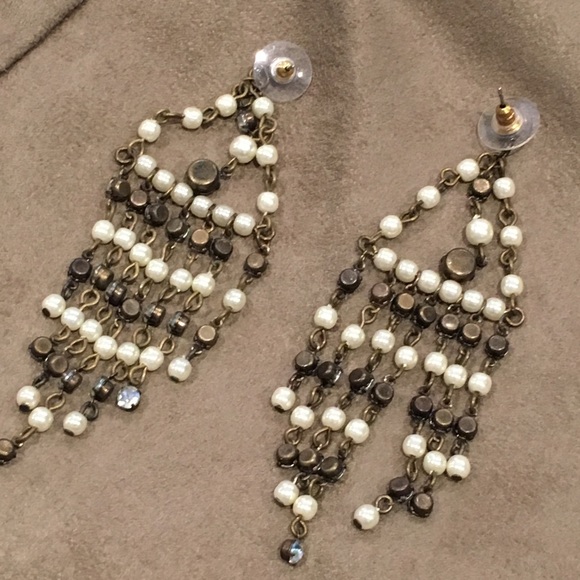 🧡 Chandelier Faux Pearl & Crystal Earrings - Picture 3 of 4